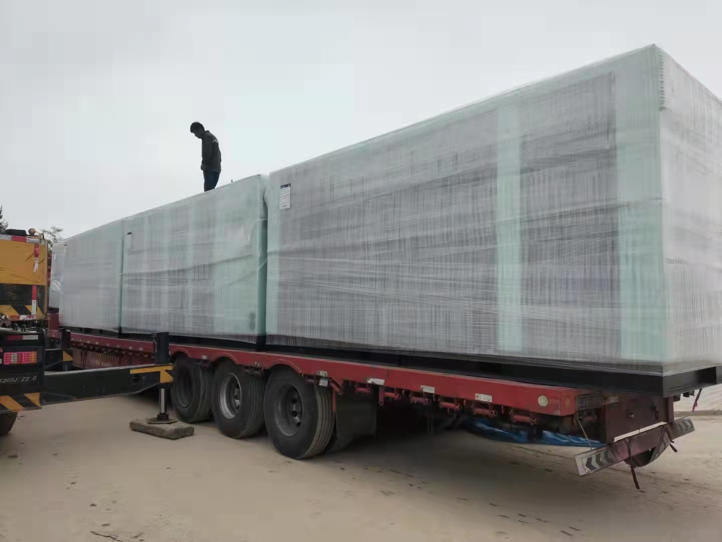 漢鐘節能(neng)雙級永磁(ci)空壓機到(dao)達大型生(sheng)物化工企(qǐ)業項目現(xian)場